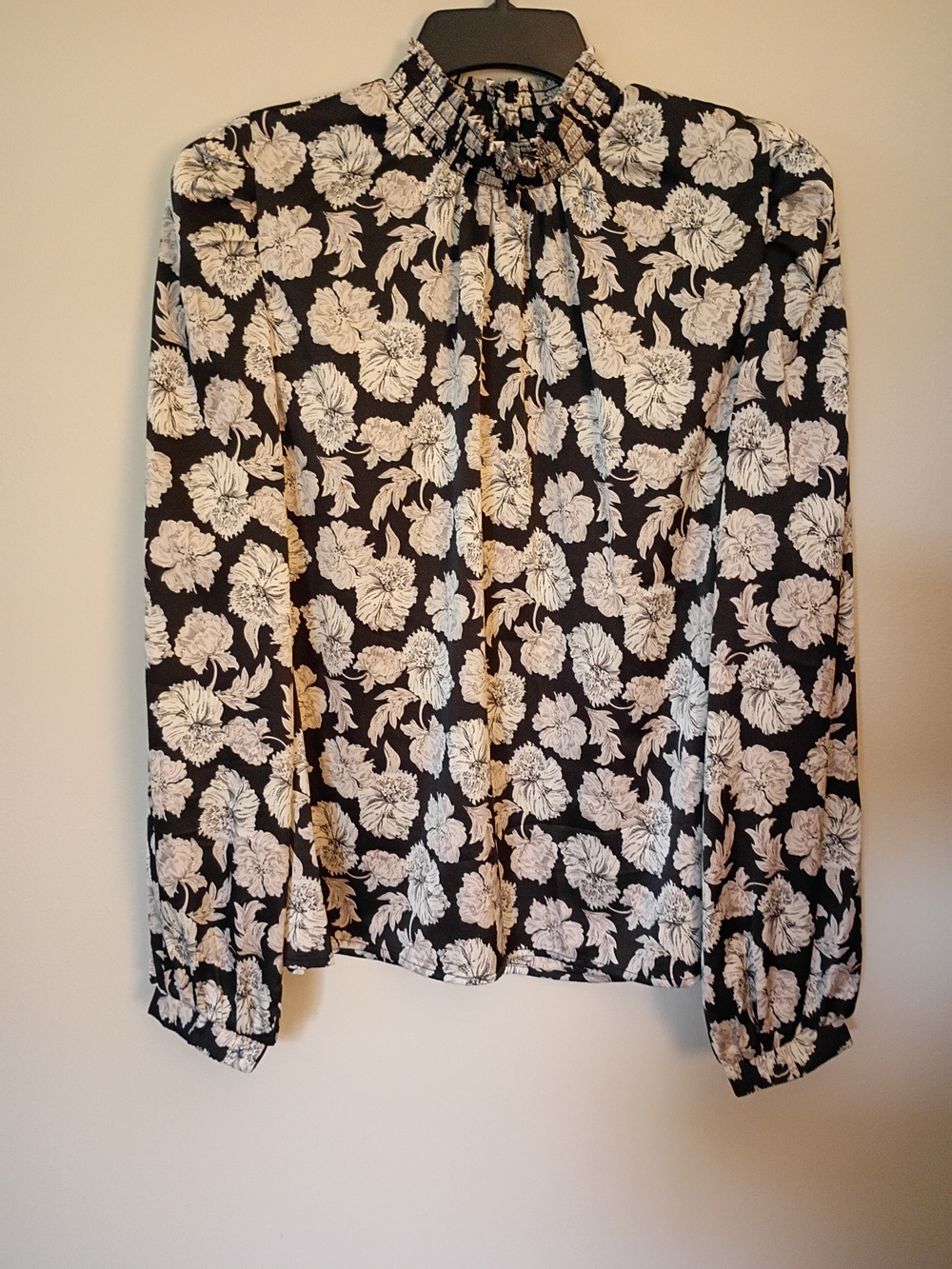 MELLODAY Black Blouse with White Floral Print and Smocked Neck